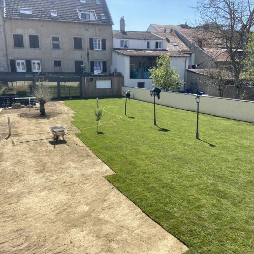 Chantier de pose de gazon