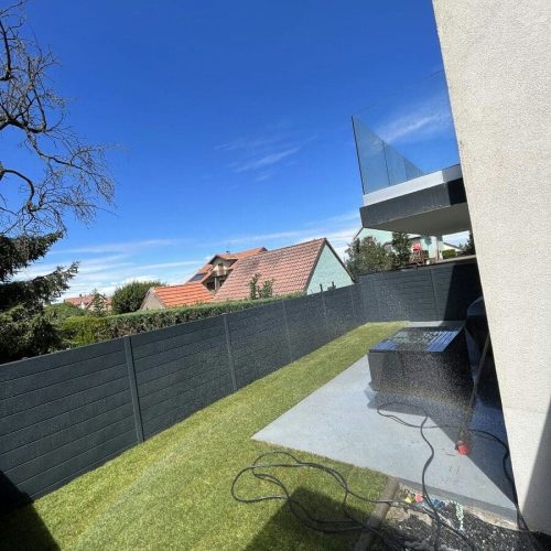 Chantier de pose d'un clôture pour maison particulier