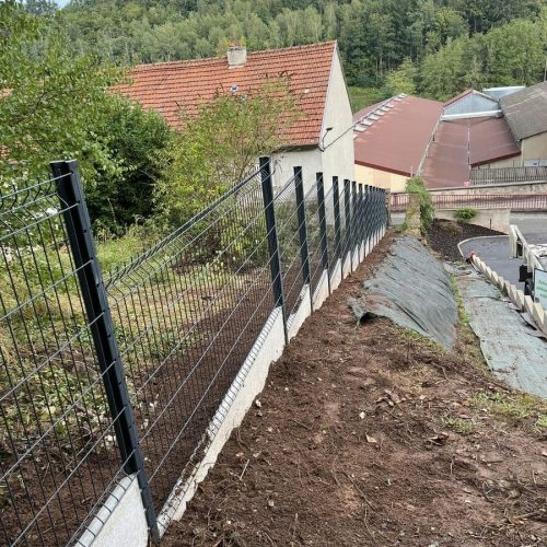 Chantier de pose d'une clôture de séparation