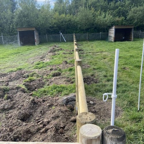 Chantier de pose d'une clôture extérieure