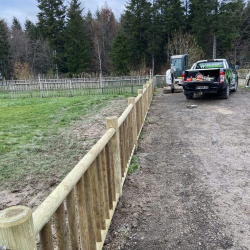 Chantier de pose d'une clôture