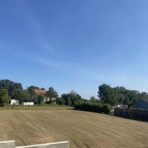 Chantier d'engazonnement d'un terrain particulier