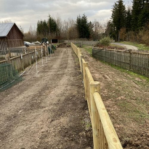 Chantier pose d'une clôture en extérieur